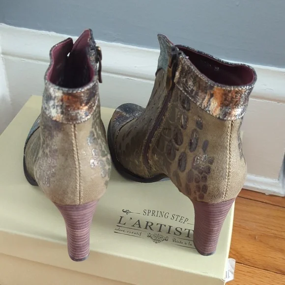 NIB L'Artiste Eleni taupe booties size 8.5 - Picture 4 of 10